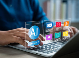 Inversor principiante en criptomonedas aprendiendo las bases del trading automatizado con IA