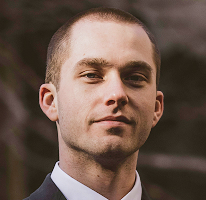Thomas Whitfield, experto en el mercado de criptomonedas y analista de trading, retratado