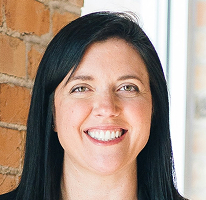 Sophie Hartwell, responsable de atención al cliente del equipo de servicio, fotografiada en un retrato